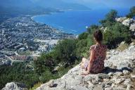 девушка у гор