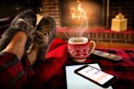 отдых, камин, смартфон, чай, кружка 