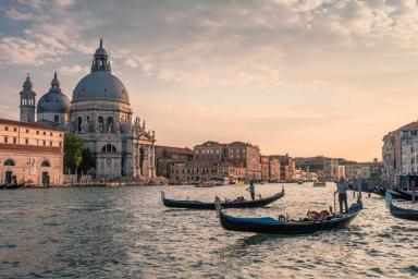 Венеции совсем туго, город тонет. Туристам предлагают приехать и посмотреть на потоп