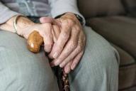 руки пожилой женщины