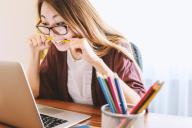 женщина за ноутбуком, карандаши