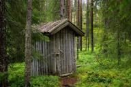 Избили и выбросили в уличный туалет: в России 9-летняя девочка сутки пролежала в выгребной яме