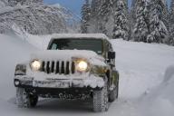 автомобиль на заснеженной дороге