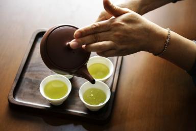 зелёный чай в чашках, чайная церемония