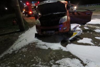 В Борисове легковушка врезалась в столб: женщину-водителя зажало в салоне