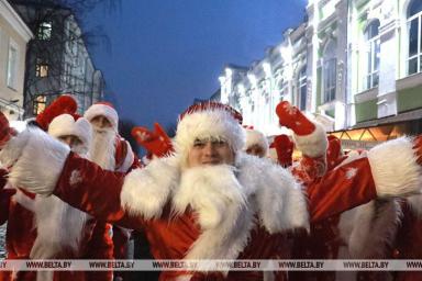 В Могилеве провели парад Дедов Морозов