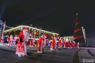 Посмотрите, как выглядит главная новогодняя елка Бреста с футбольным мячом на верхушке