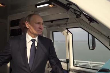 Путин открыл движение поездов по Крымскому мосту, проехав в кабине машиниста