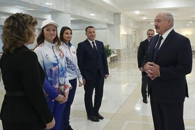 Герасименя и Санкович показали Лукашенко форму белорусской сборной для летней Олимпиады-2020 в Токио