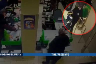 К новогоднему столу. В Минске мужчина пытался украсть 16 палок колбасы