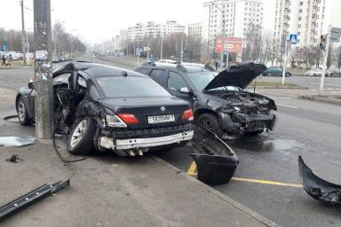 В Минске BMW после столкновения с Renault отбросило в столб: трое пострадавших