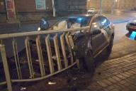 ДТП в Минске: пьяный водитель на каршеринговом VW влетел в ограждение трамвайной остановки