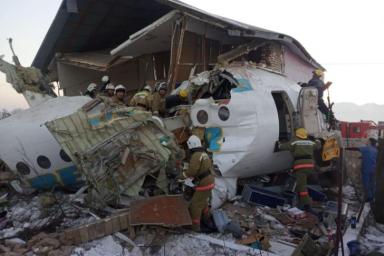 Сломанные руки, ноги. Кровь: пассажирка рухнувшего самолета в Алматы рассказала, что происходило на борту