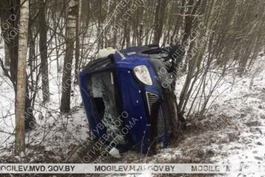 В Костюковичском районе опрокинулся автомобиль: пострадали люди