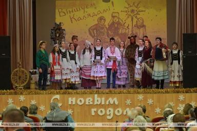Николай Лукашенко с компанией школьников привез новогодние подарки в Минский дом-интернат