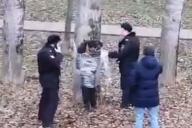 Родственники разбуянившегося мужчину привязали к дереву пищевой пленкой
