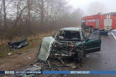 Страшная авария под Ляховичами: лоб в лоб столкнулись Peugeot и Mazda, есть пострадавшие
