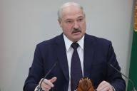 Лукашенко: «Нельзя растопыренными пальцами держать власть»