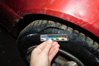 «Очень долго ждал девушек»: В Сморгони мужчина порезал колеса четырех автомобилей