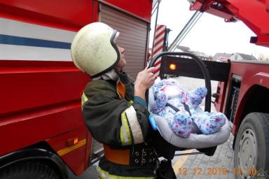 МЧС показало, как спасали маленького ребенка на пожаре в Гродно