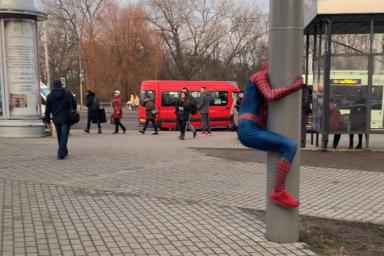 Могилев продолжает «спасать» Человек-Паук: на этот раз он пытался залезть на билборд