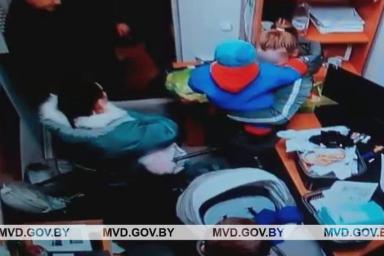 В Светлогорске две молодые мамы пытались вывезти из магазина товар в детской коляске