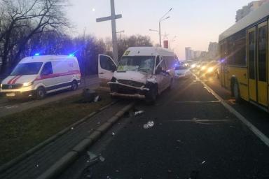 В Минске МАЗ вытолкнул маршрутку с пассажирами на тротуар
