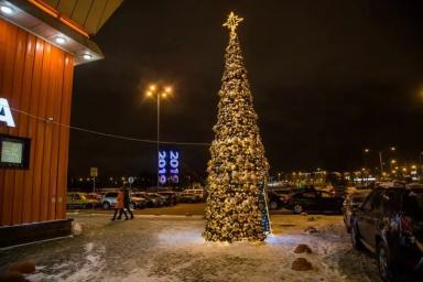 Не дождалась Нового года: В Минске рухнула новогодняя елка