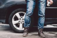 человек возле автомобиля