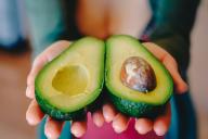 авокадо в руках