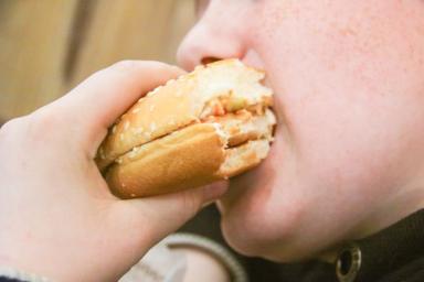 Котлета с проволокой на обед: родители школьников жалуются на опасную еду в столовых