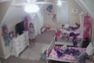 Девочка смотрела телевизор в пустом доме, когда с ней кто-то заговорил