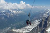 ЧП на горном курорте во Франции: почти 100 человек застряли на сломавшейся канатной дороге в Альпах