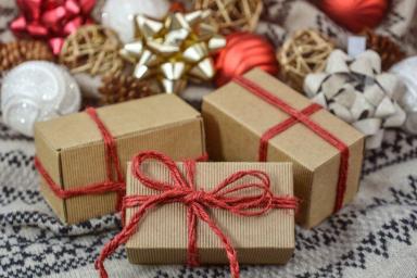«Елки, новогодние игрушки, алкоголь и пиротехника». Правила ввоза товаров из ЕС в преддверии Рождества и Нового года