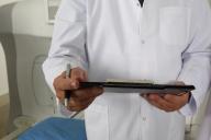 доктор с планшетом в руках