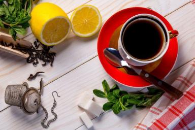 Медики рассказали, чем может навредить организму чай с лимоном