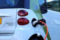 электрокар на зарядке