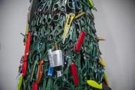 В аэропорту Вильнюса поставили елочку с патронами и рассказали, какие еще вещи конфисковали у пассажиров