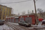 автомобиль возле гаража