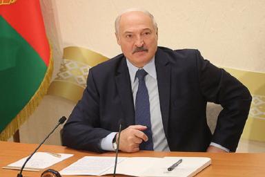 Рядом стоит адъютант с телефоном. Лукашенко рассказал о своём отношении к Новому году 
