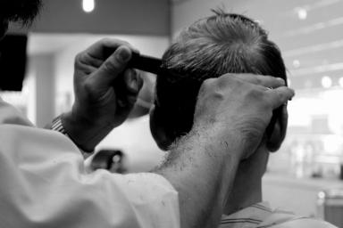 Мужчина брал предоплату за курсы парикмахеров, но минчан так и не обучил