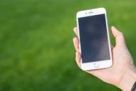 смартфон iPhone в руке