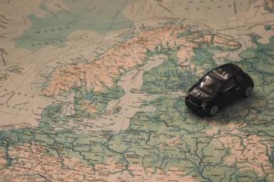 модель автомобиля на карте Европы