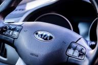 логотип KIA на руле