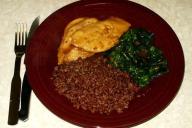 красный рис и мясо в тарелке