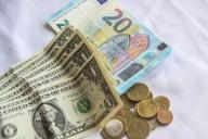 На торгах 2 декабря доллар и евро подорожали