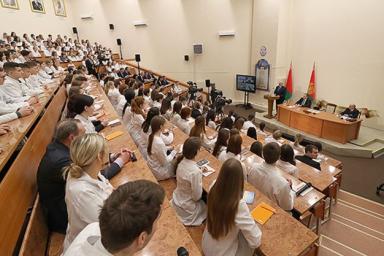 Лукашенко о зарплатах медиков: Мы немножко народ разбаловали