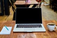 ноутбук, кофе, тетрадь, ручка 