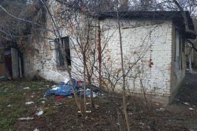 В груде мусора, без света и отопления. В Украине семья с малышами жила в заброшенном доме