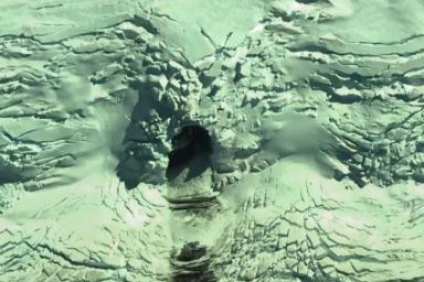 В Антарктиде обнаружен вход в таинственную пещеру